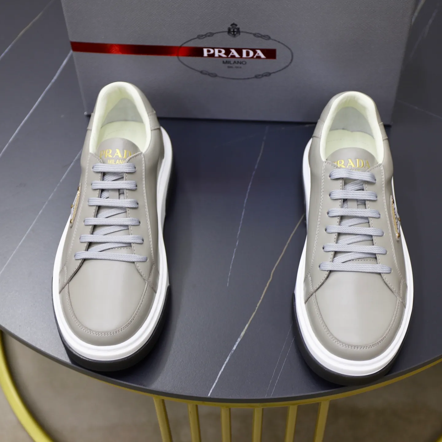 Factory price: 720💰Top original order Brand: PRADA (Prada) Standard code: Men's size 38/44 (45 can be customized) Grade: Same as the official website Material: Original cowhide stitching imported cowhide lining Original combination two-color wear-resistant soft outsole Style category: Leisure and sports version Young fashion European and American trend British style Color: Actual picture color